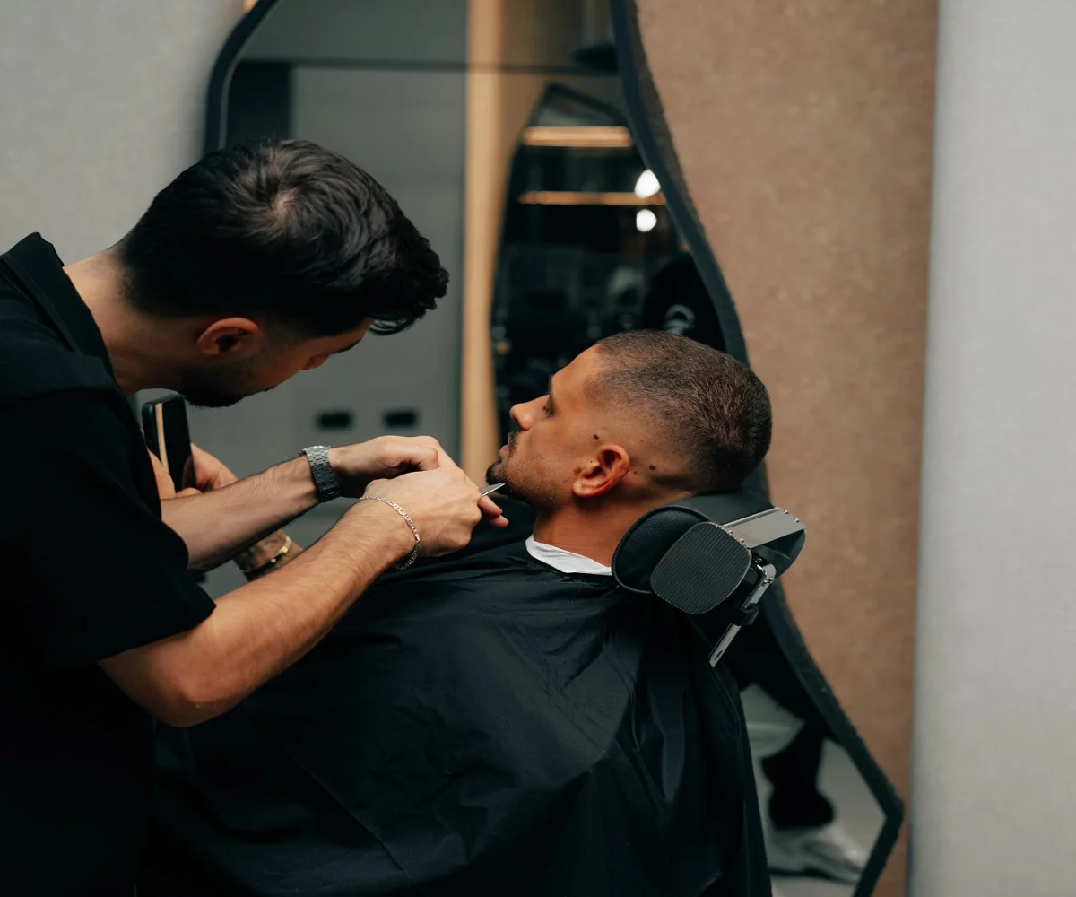 man beard trimmed in a salon